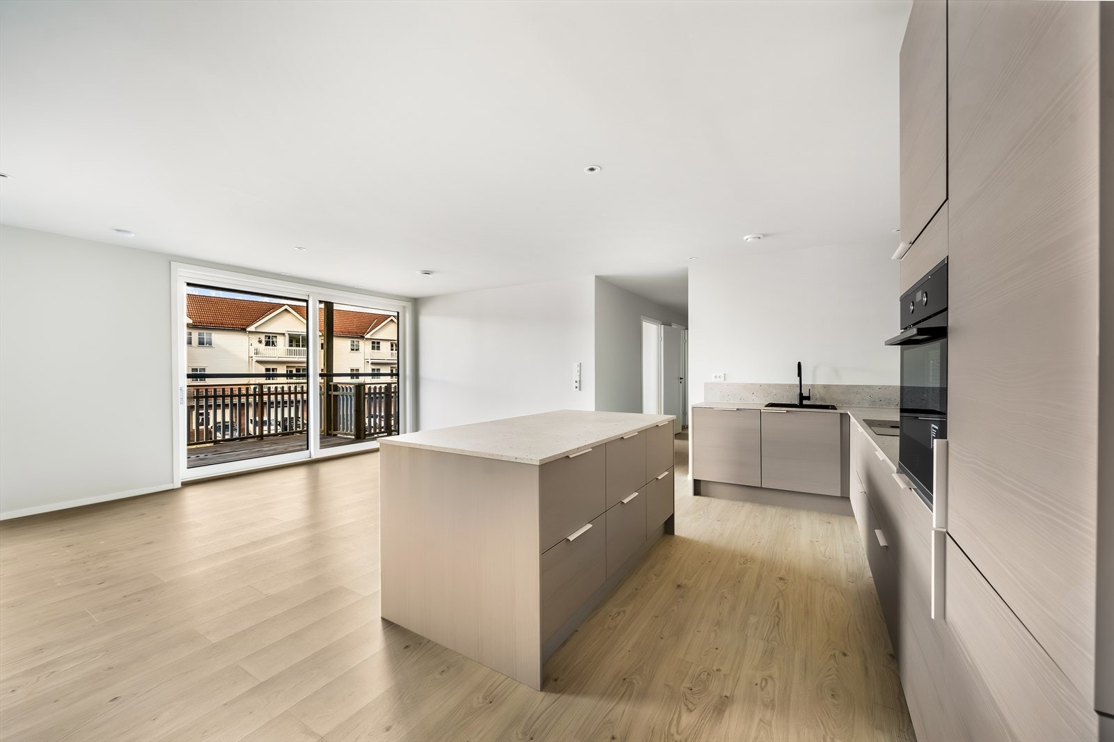 Leiligheten holder en gjennomgående god standard med laminat på gulv og malte gipsflater på vegg. Galleribilde