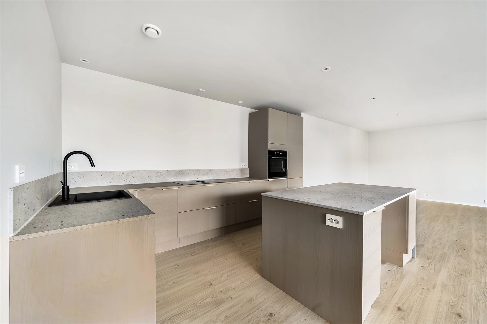 Kjøkkenets utforming gir rom for en god arbeidsplass. Det er lagt inn strømuttak i kjøkkenøyen. Galleribilde