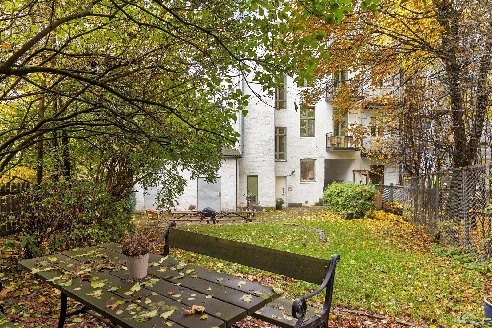 - Beboerne i borettslaget har tilgang til hyggelig bakgård med sittegruppe, grill, sandkasse og sykkelparkering - Galleribilde