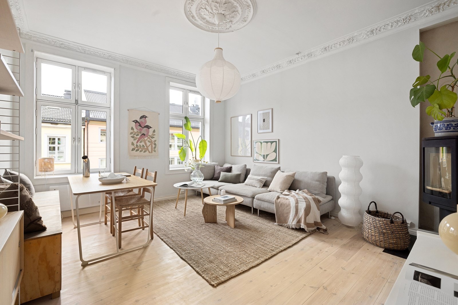 - En klassisk leilighet med sjarmerende detaljer (peis, tregulv, god takhøyde, store vinduer, flott stukkatur og rosett), samt en meget rolig og attraktiv beliggenhet - Galleribilde