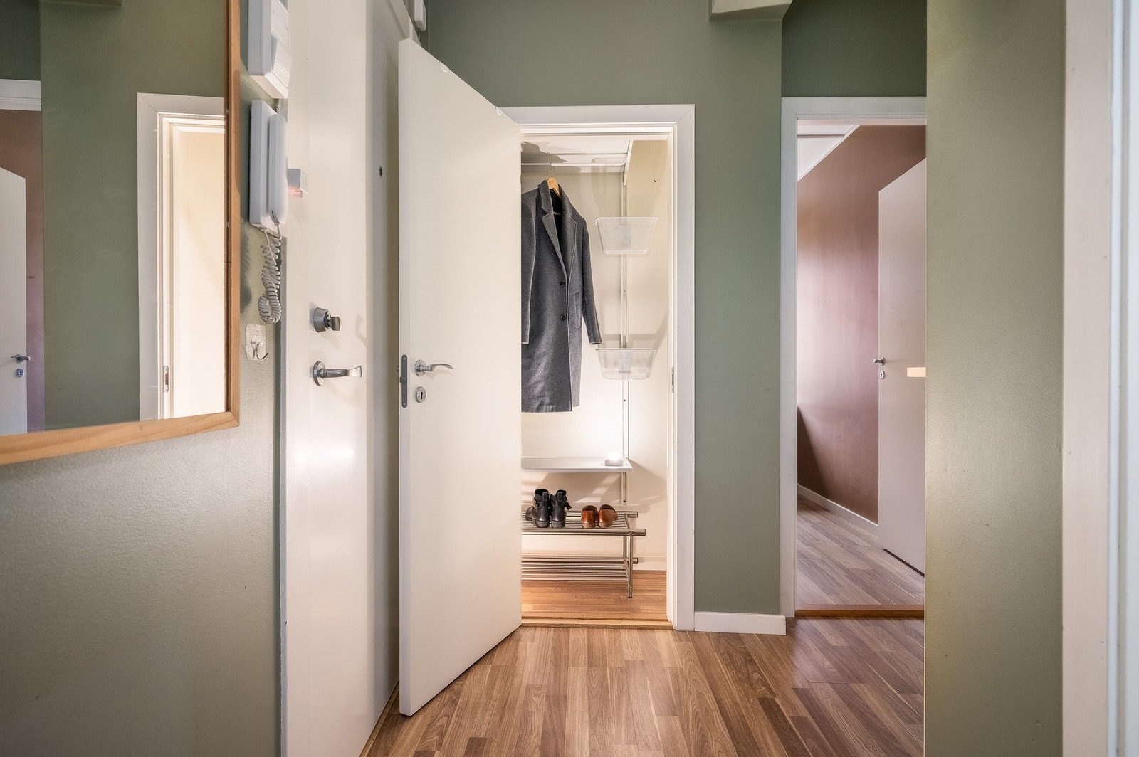 Det er også et innebygd skap for oppheng av yttertøy og sko. Galleribilde