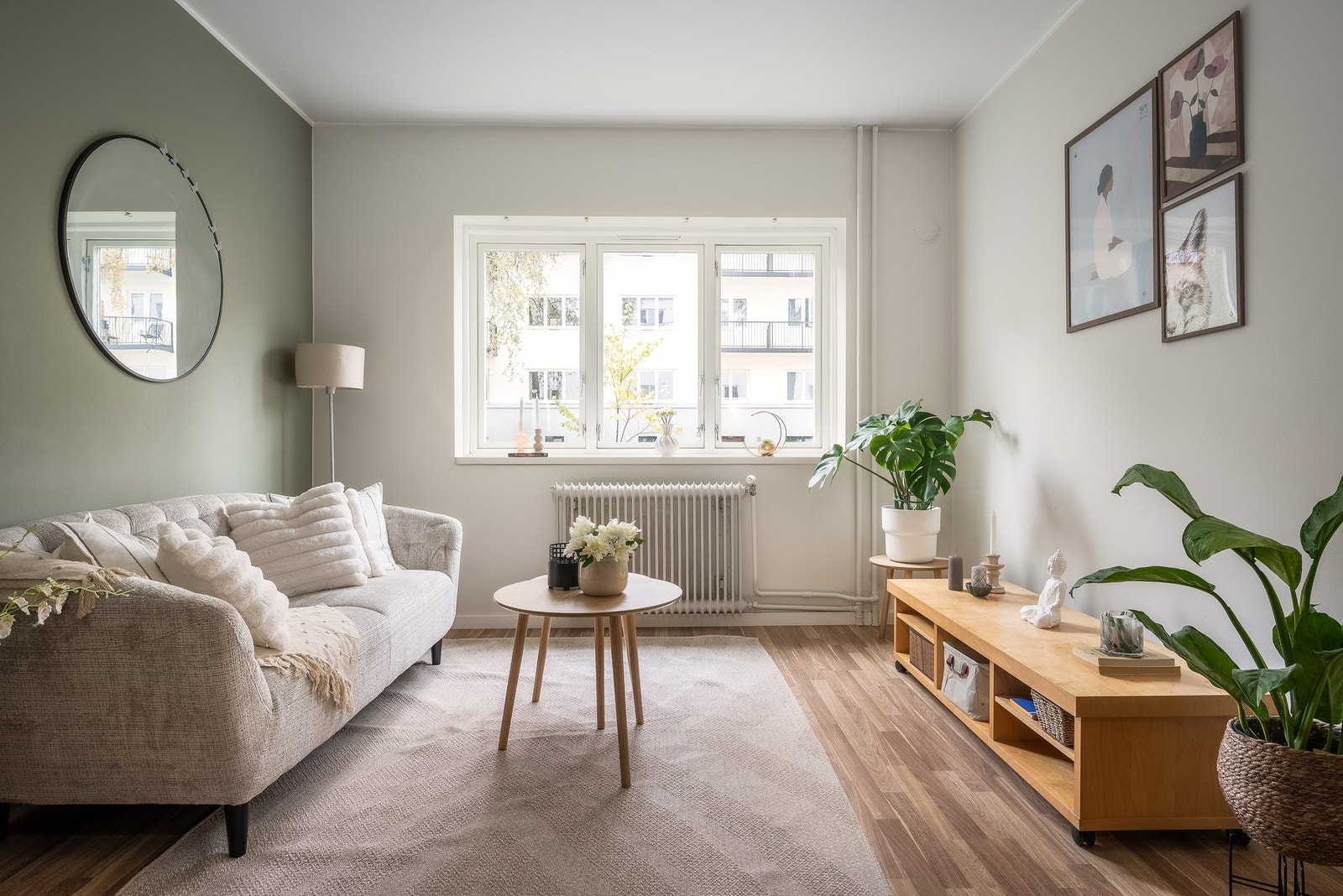 Store lysflater i alle rom gir godt med naturlig lys og bidrar til god atmosfære. Galleribilde