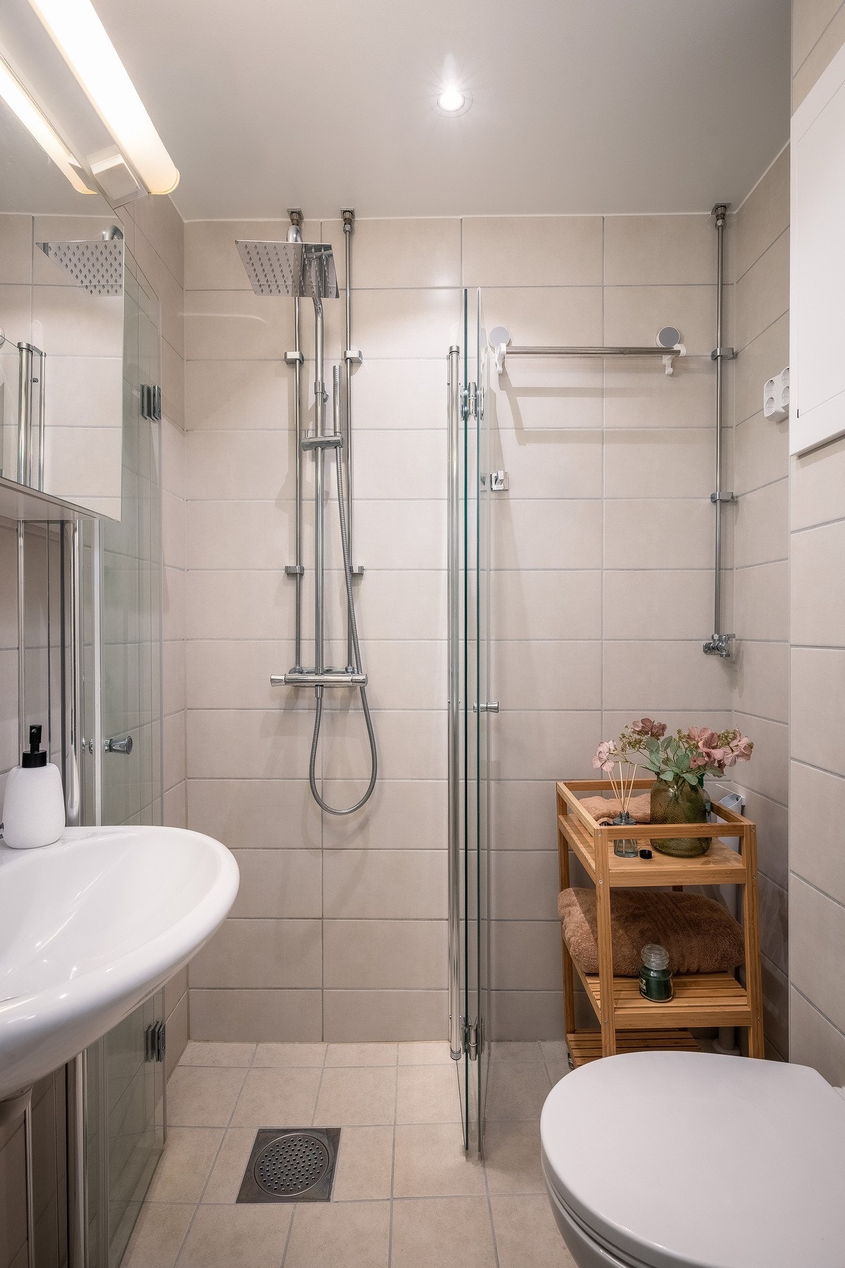 Dete r varmekabler i gulv og opplegg for vaskemaskin. Galleribilde