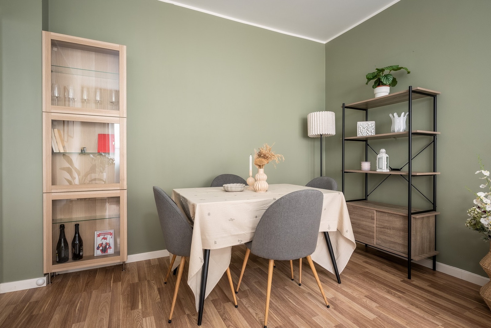 Spisebord kan naturlig plasseres i nær tilknytning av kjøkkenet. Galleribilde