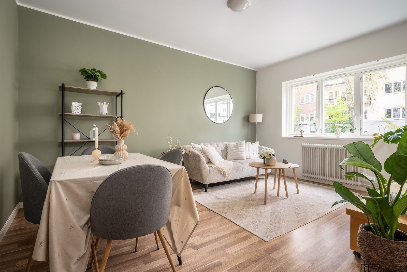 Stuen er av god størrelse med rom for møblering av både sofa og spisebord. Galleribilde