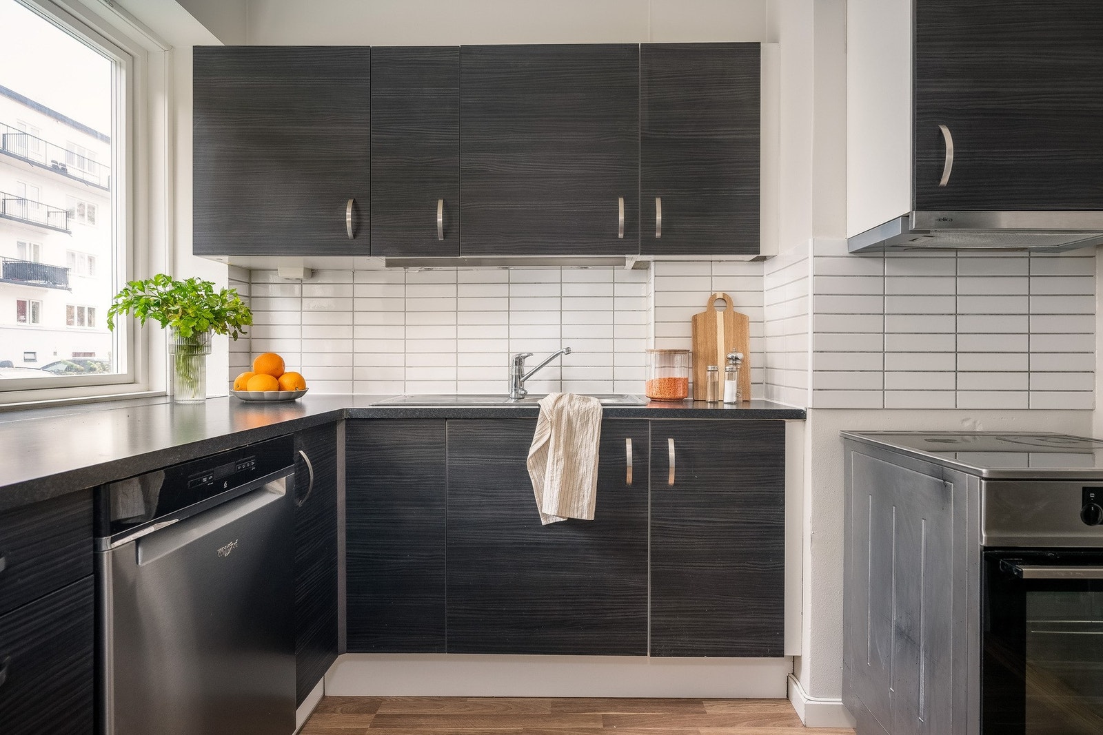 Kjøkkeninnredning av merket HTH, samt belysning under overskap. Galleribilde