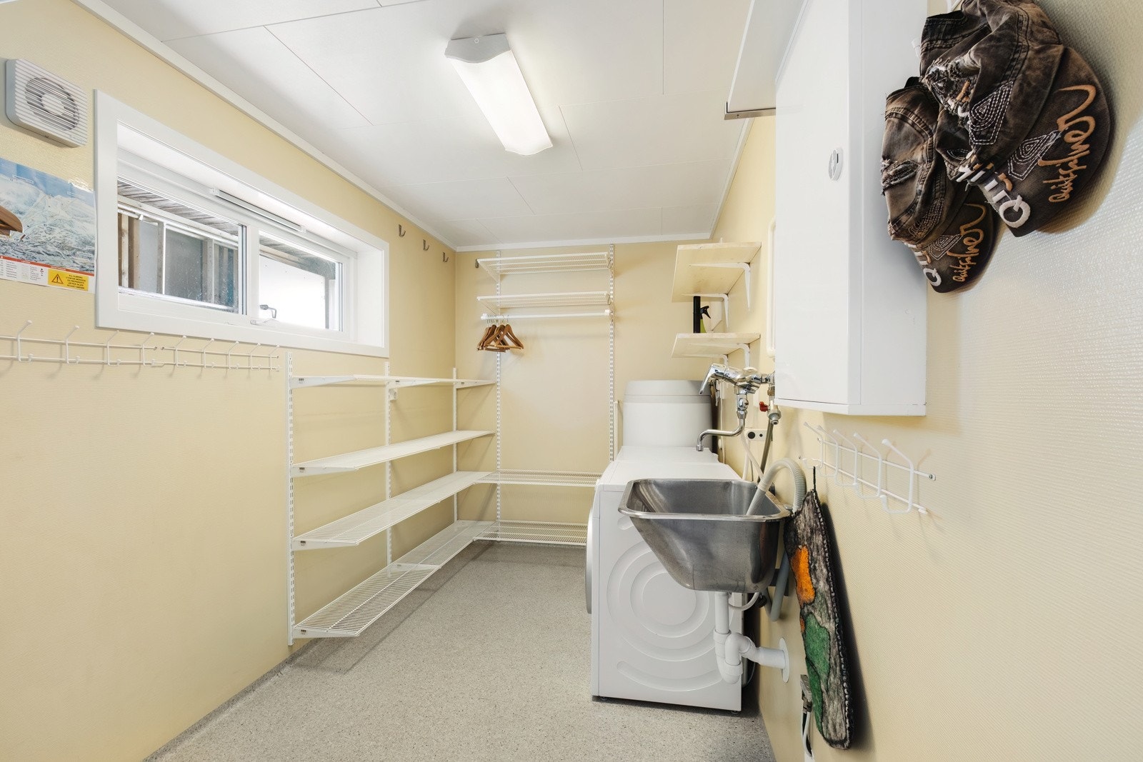 Praktisk vaskerom med god oppbevarings mulighet. Galleribilde