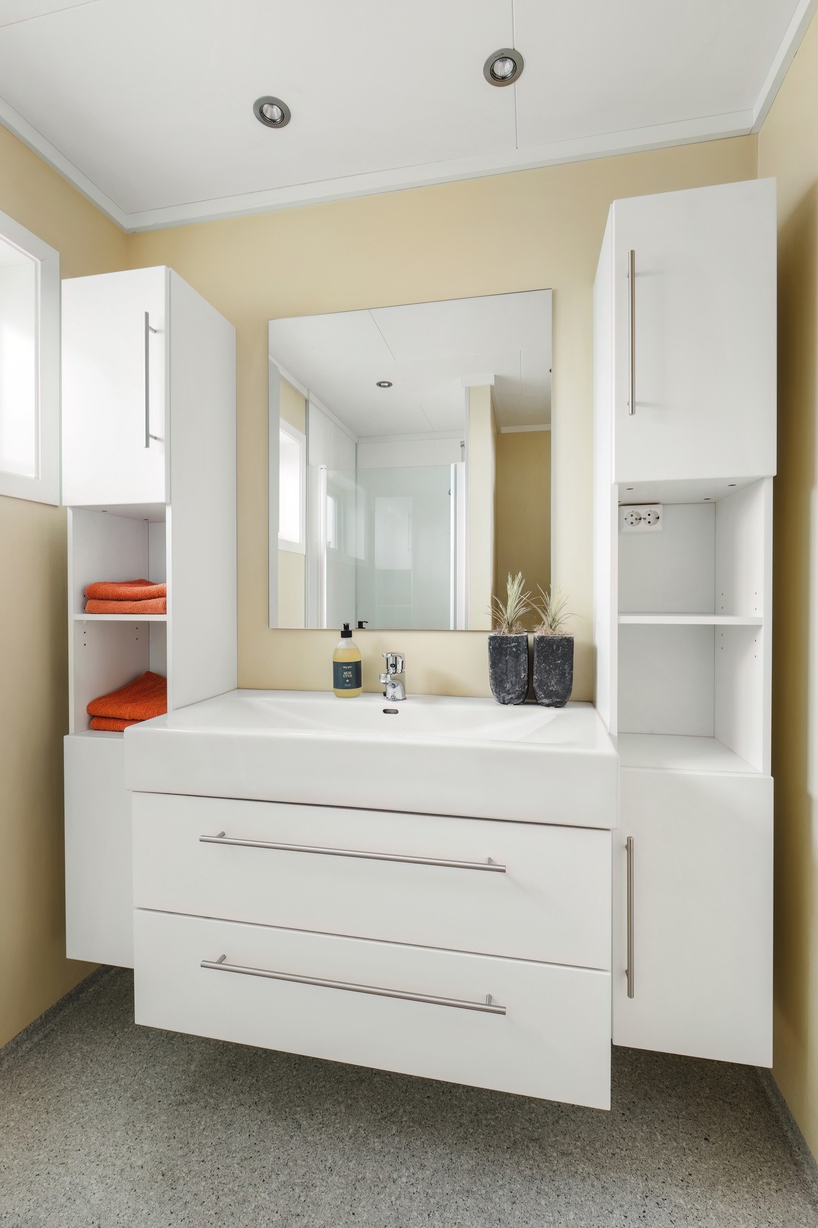 Bad i hovedetasje. Begge innredet med servant i seksjon, vegghengt toalett og dusj. Galleribilde