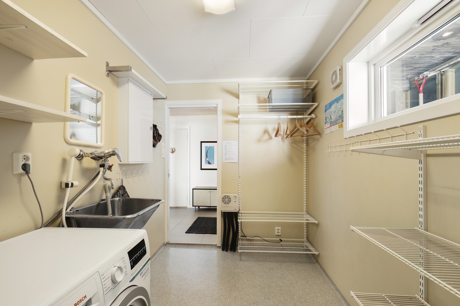 Praktisk vaskerom med god oppbevarings mulighet. Galleribilde