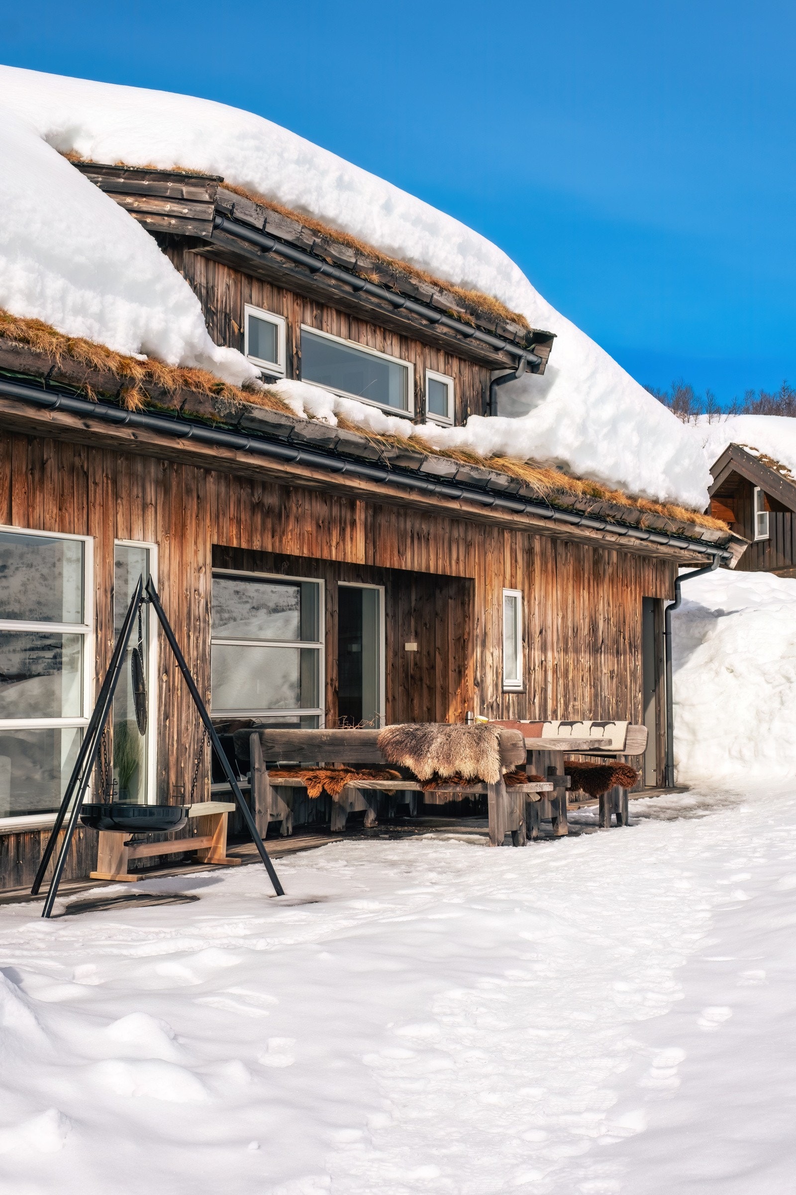 Delvis overbygget uteområde som gir ly for vær og vind. Galleribilde