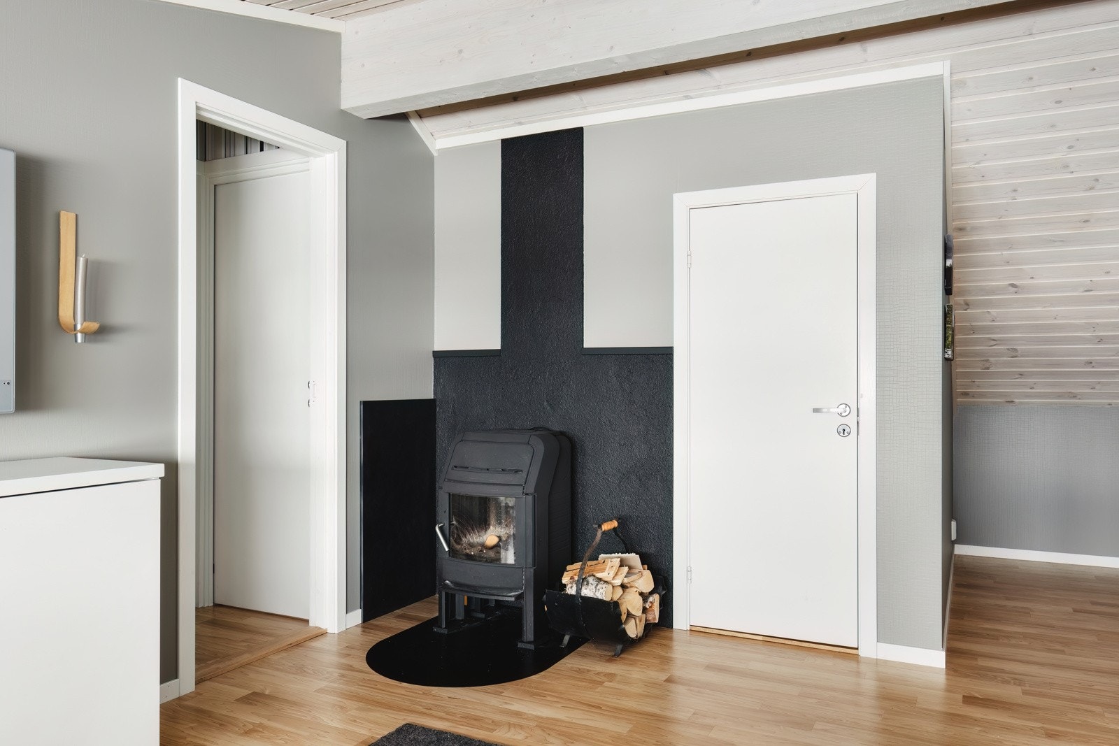 Loftstue med vedovn. Galleribilde