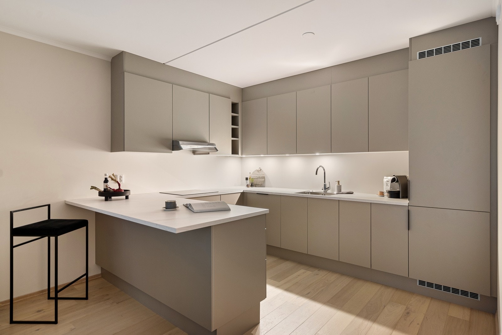 Praktisk kjøkkenøy - hyggelig sitteplass i tillegg til en ideell plass for baking og kokkellering Galleribilde