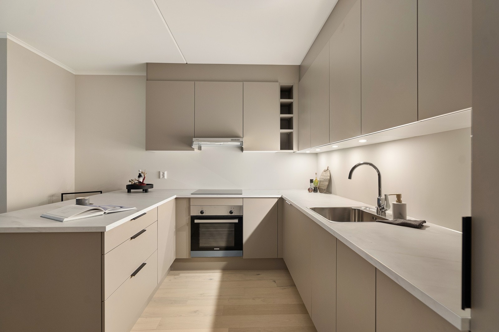 Lekkert HTH kjøkken med integrerte hvitevarer Galleribilde