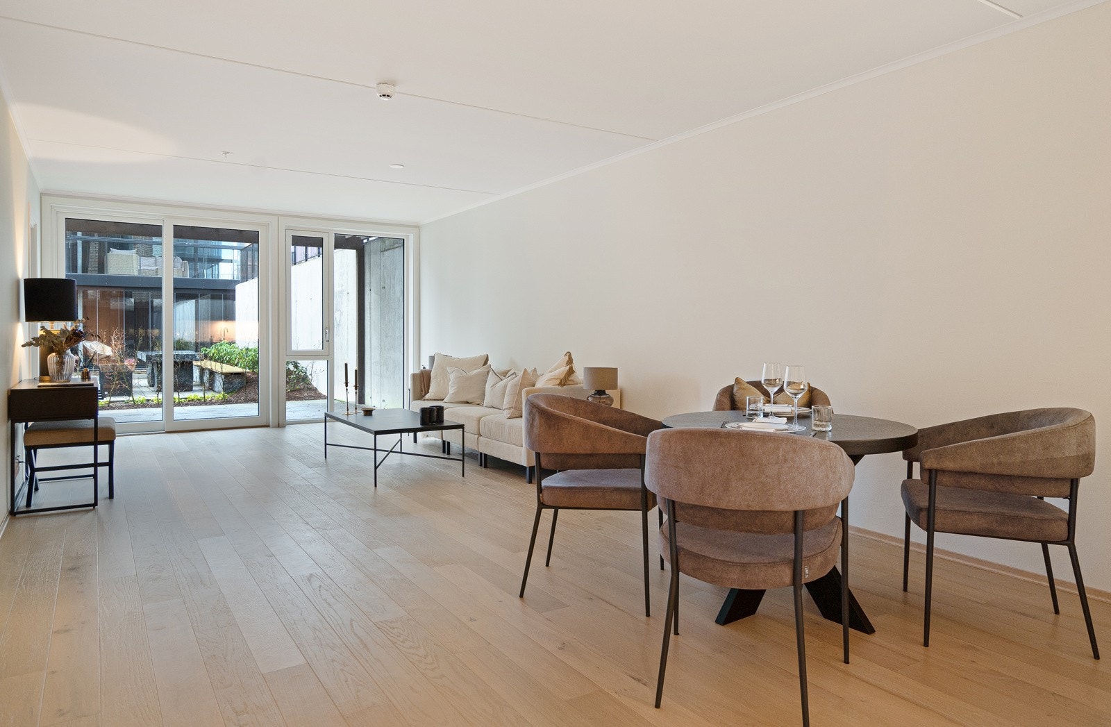 Romslig og hyggelig stue som ligger i forlengelse med kjøkkenet Galleribilde