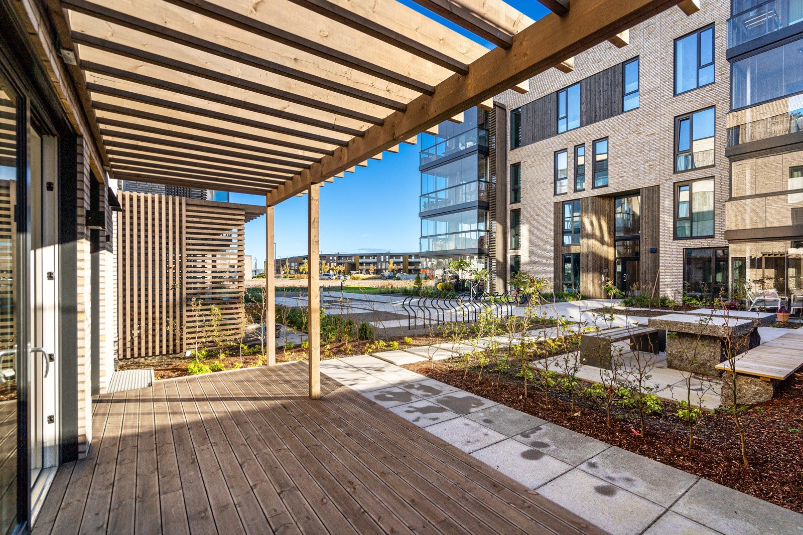 Uteplassen har pergola - her kan man nyte herlige sommerdager Galleribilde