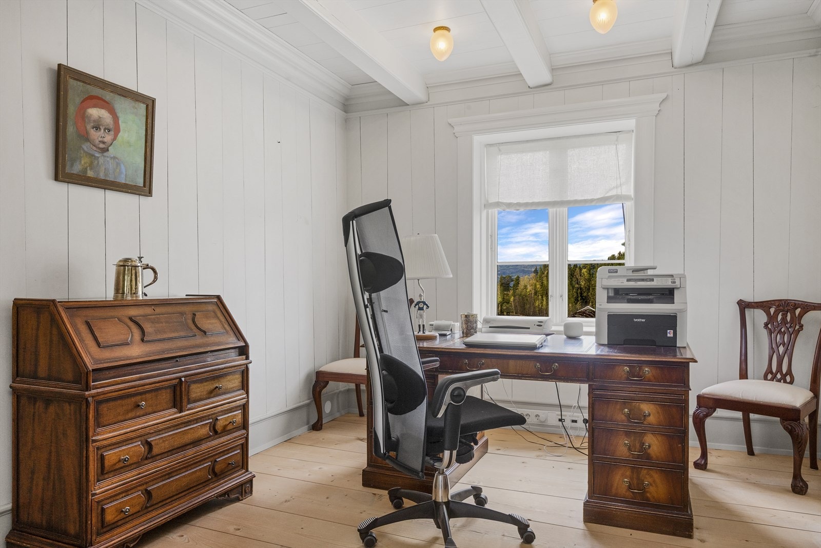 I tillegg til kontoret består boligens andre etasje av fem gode soverom og fire bad. Et sjette soverom er plassert på loftet. Galleribilde