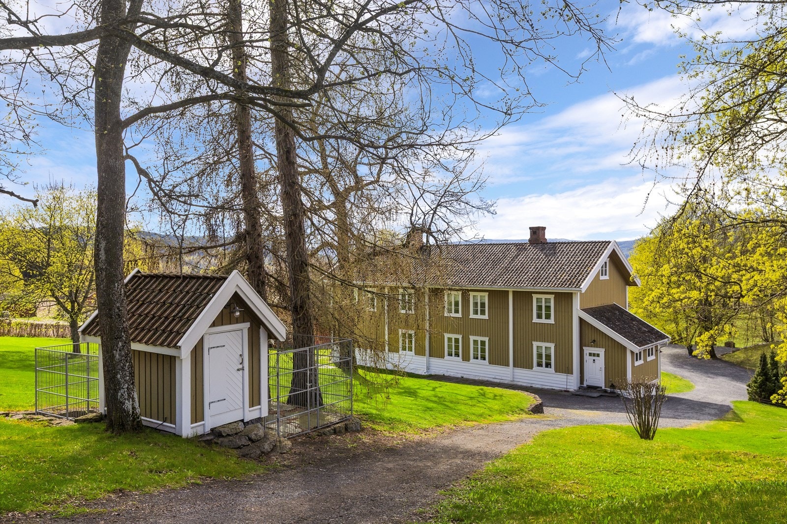 Hovedbygningens bakside med hundehuset i forgrunnen Galleribilde
