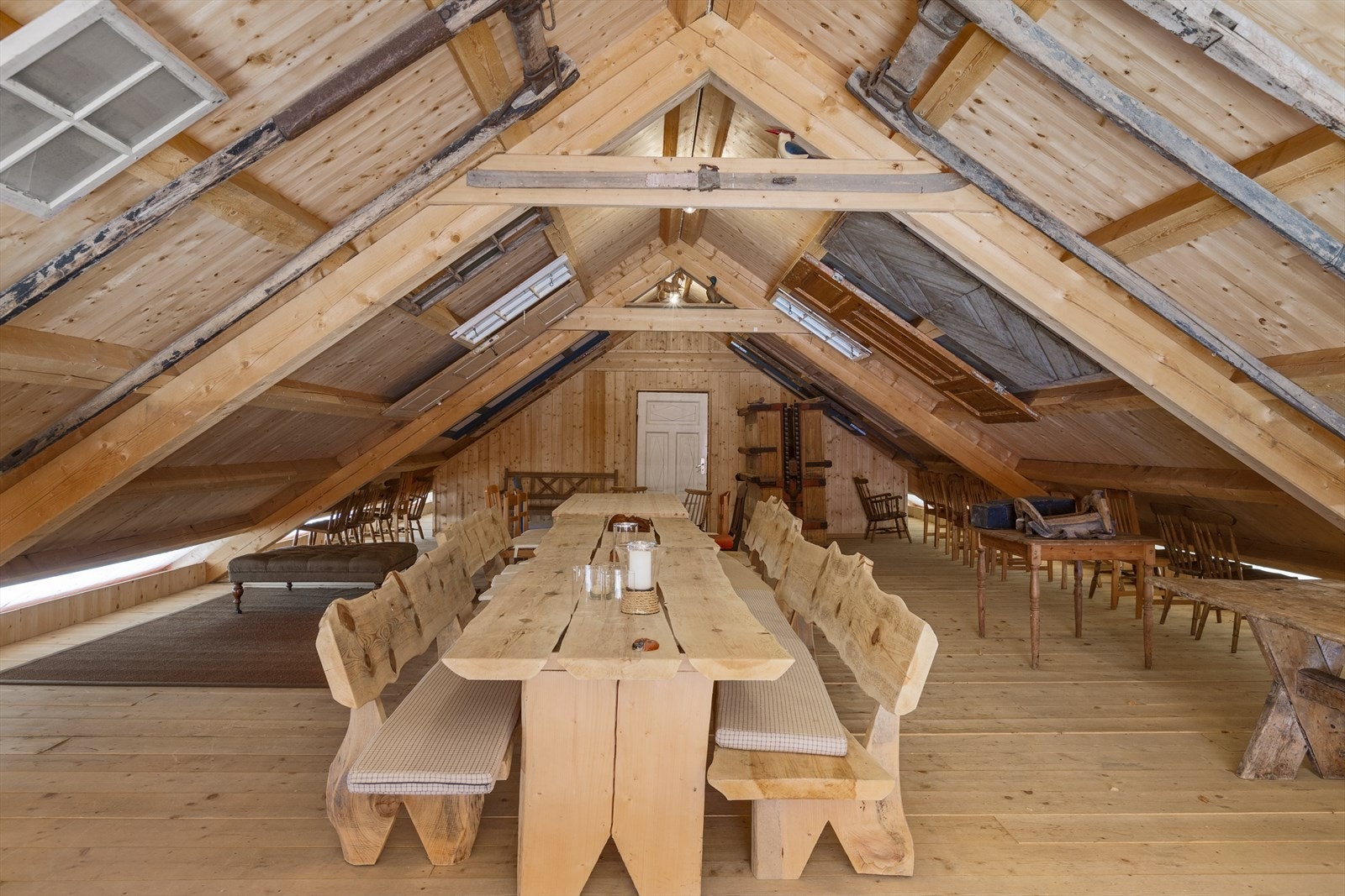 Vognskjulets "kjørebro" er et anvendelig rom. I døren innenfor gir adgang til møterommet. Galleribilde