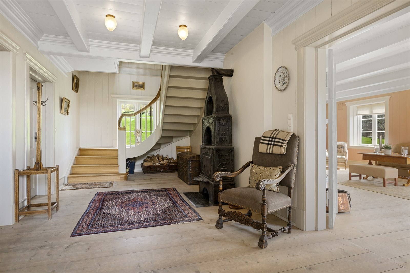 Fra hallen har man adgang til boligens viktigste rom, og til andre etasje. Galleribilde