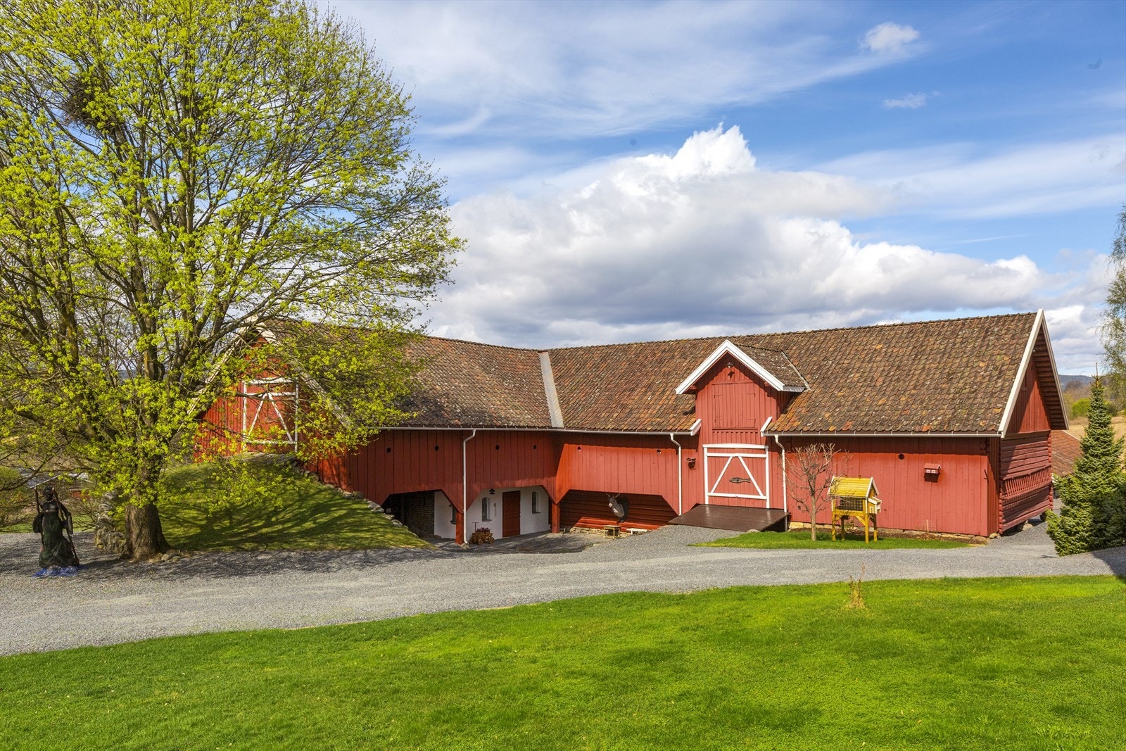 Driftsbygningen utgjør sammen med stabburet og hovedbygningen, gårdens indre tun. Denne delen av gården har som skrevet et vern som følge av kulturhistorien bygningene og tunområdet representerer. Galleribilde