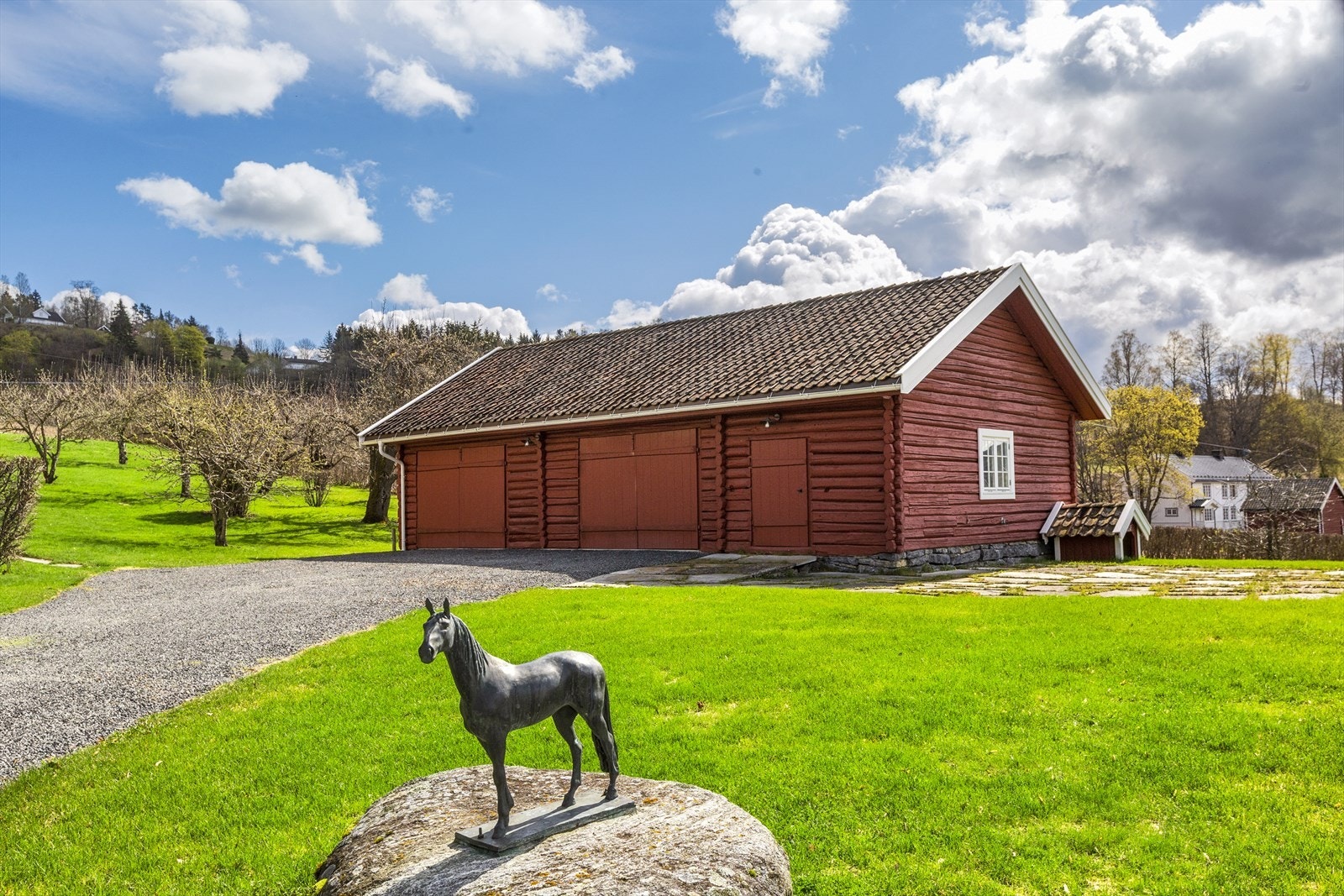 Garasjen er opprinnelig fra 1650 og ble flyttet til gården i 2015. Utstyrt med to store biloppstillingsplasser og grovkjøkken med gassovn, vann og strøm. Galleribilde