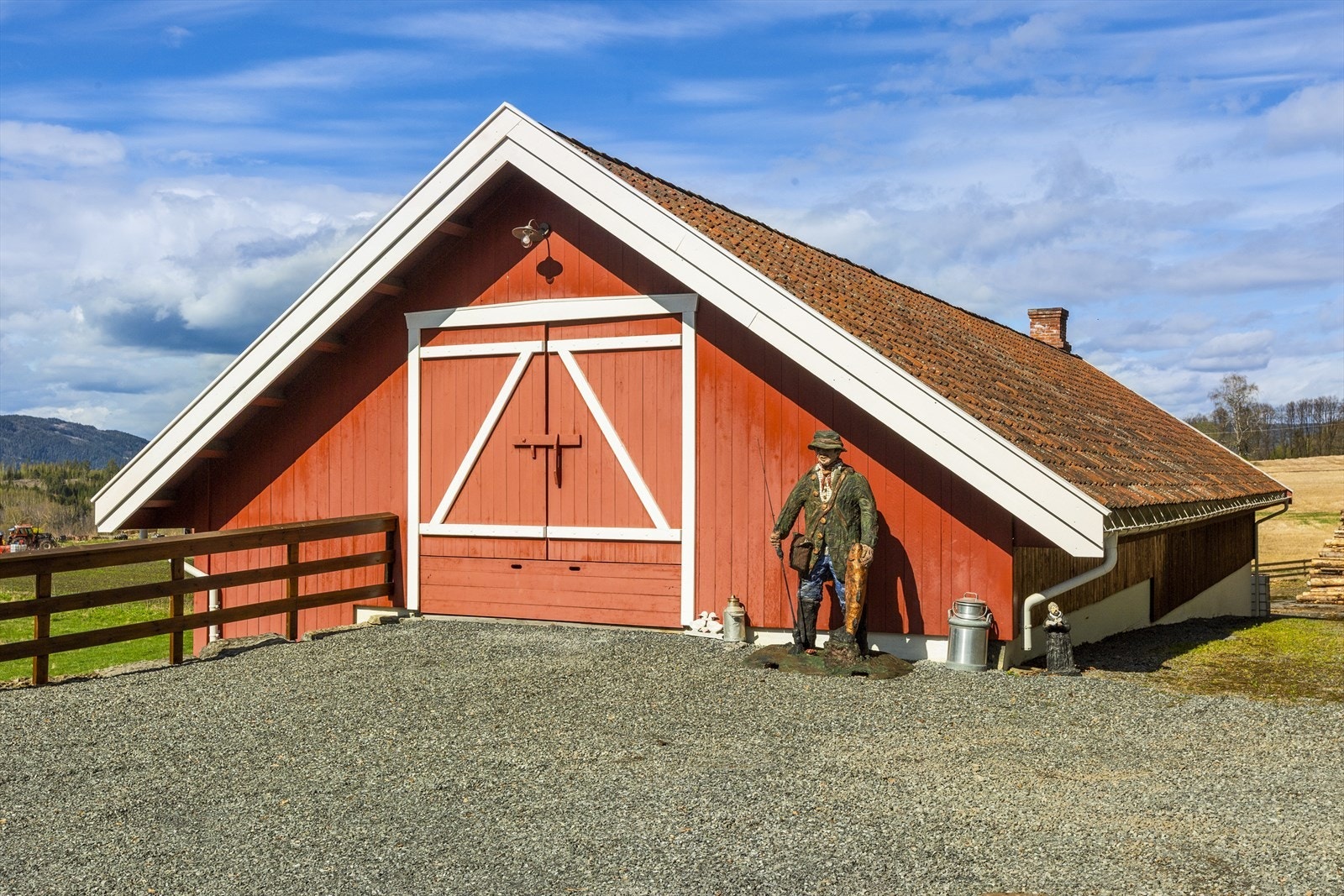 Bygningens plassering i terrenget gir trappefri adkomst til begge plan Galleribilde