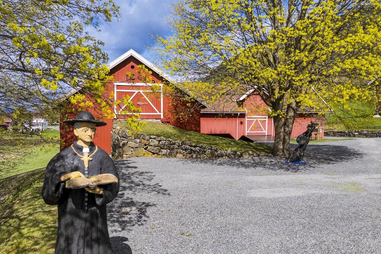 På tidligere Rossmo prestegård blir man tatt vel i mot av gårdspresten. Er du heldig får du en velsignelse i samme moment. I bakgrunnen ligger gårdens låve og driftsbygning Galleribilde