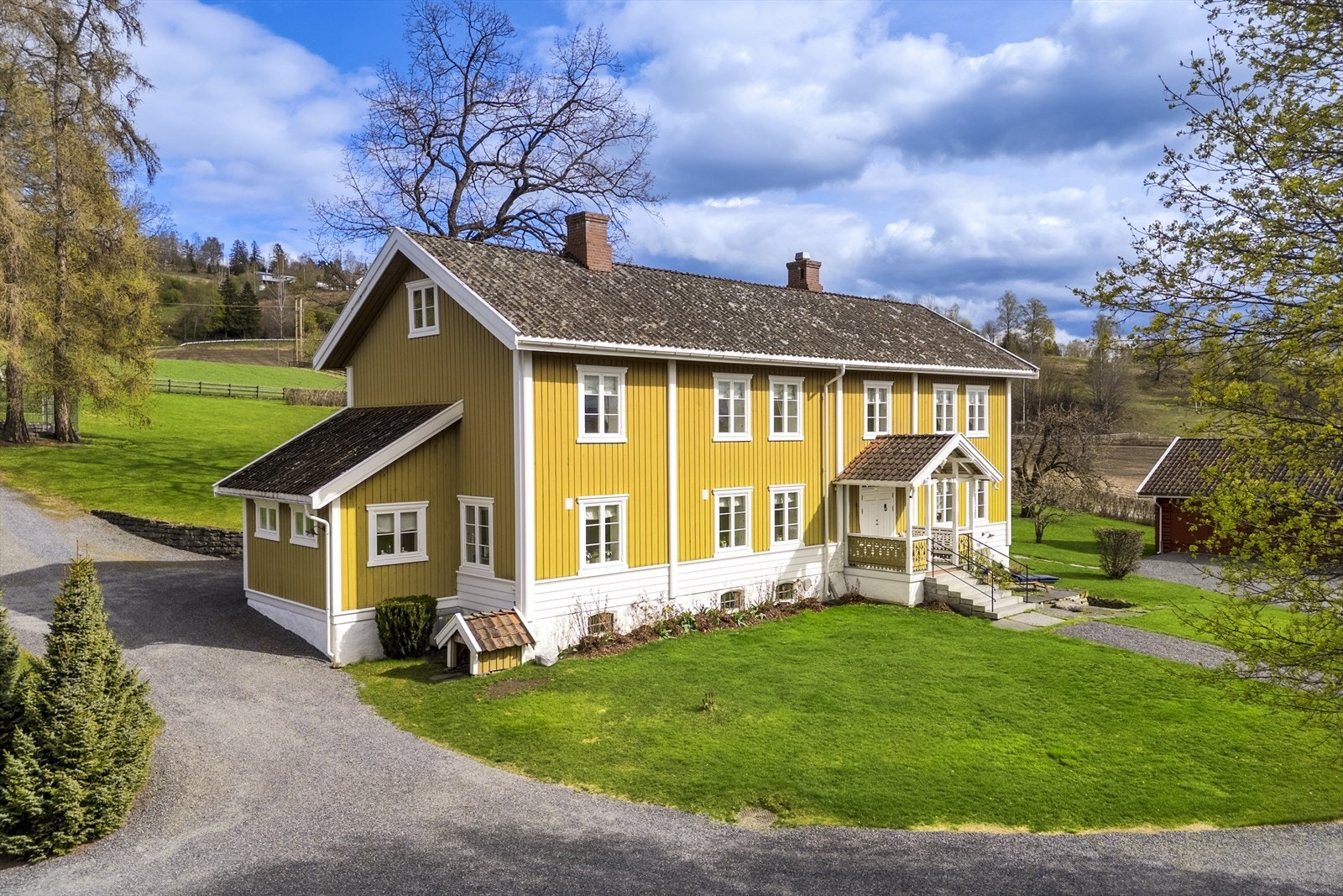 Bygningen har et boligareal på 453 kvm. fordelt på fire etasjer Galleribilde