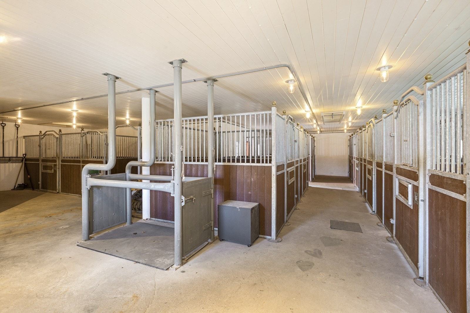 Driftsbygningens stall har 10 bokser, vaskespilt, salrom og nødvendige sluser Galleribilde