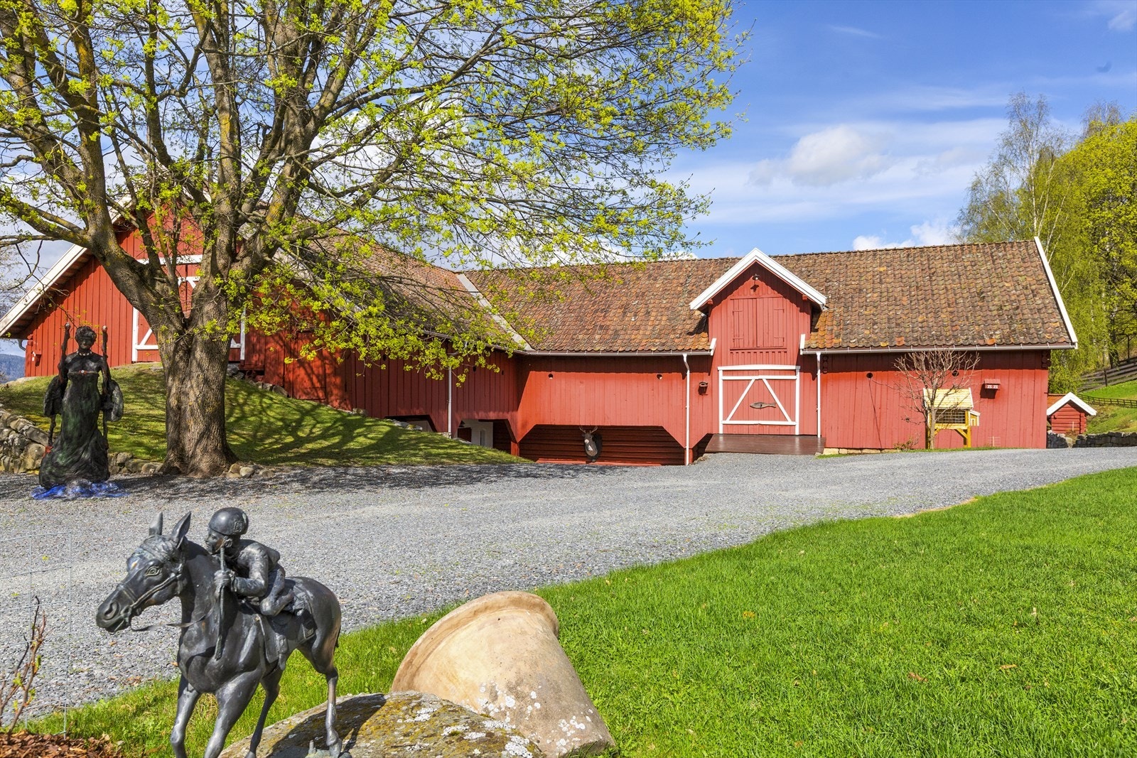 Den tidligere prestegården og dens bygninger er en viktig bærer av vår kulturarv Galleribilde