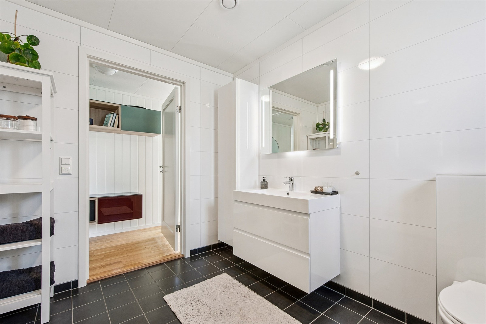 Pent og romslig bad. Galleribilde