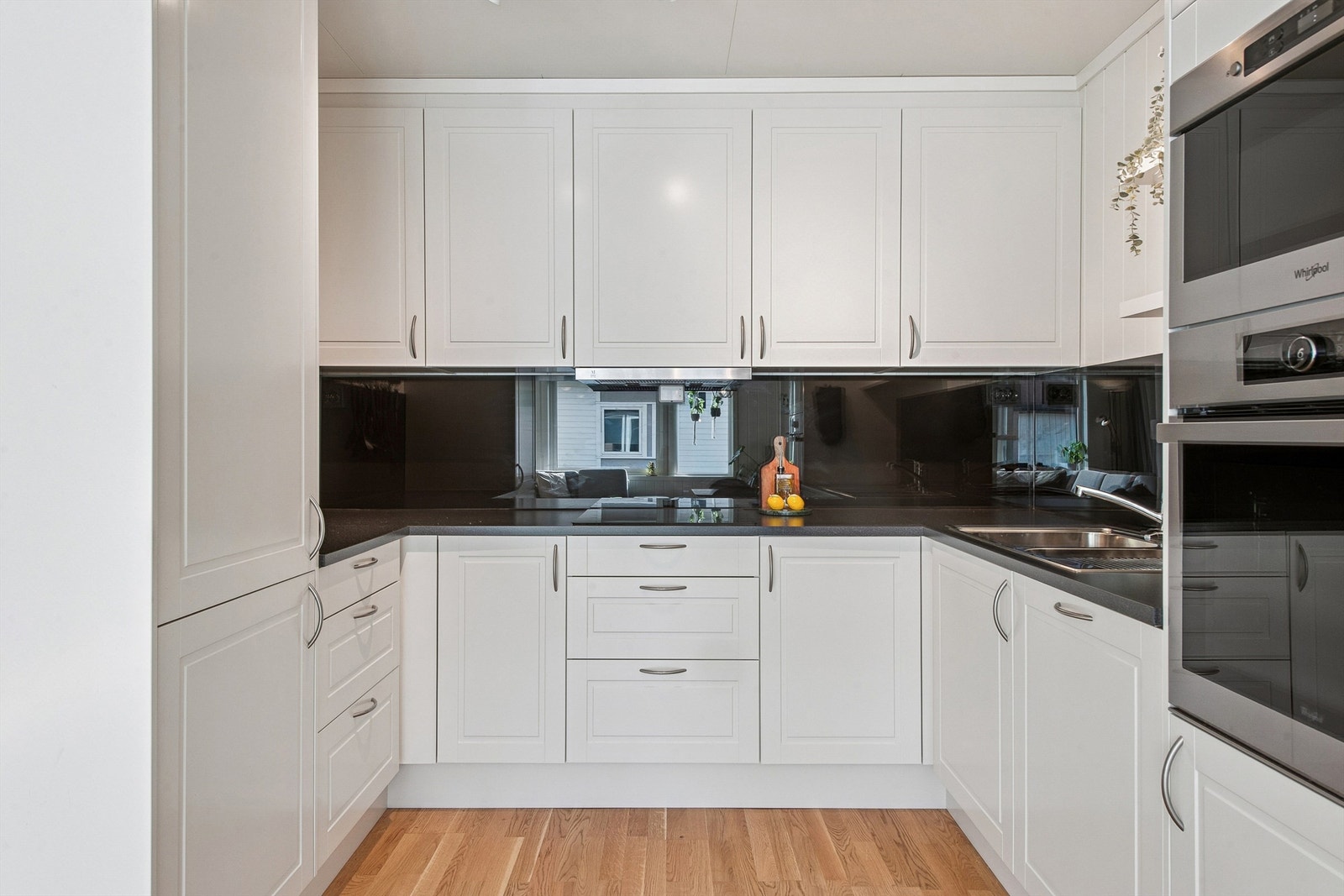 Kjøkkeninnredningen har profilerte fronter og godt med skap- og benkeplass. Galleribilde