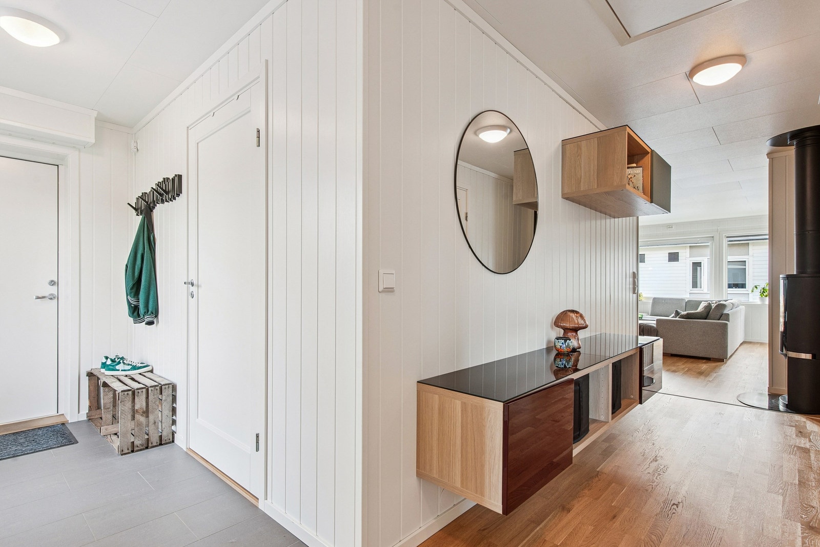 Gangen åpner seg opp mot stuen og kjøkkenet, og skaper en fin romfølelse. Galleribilde