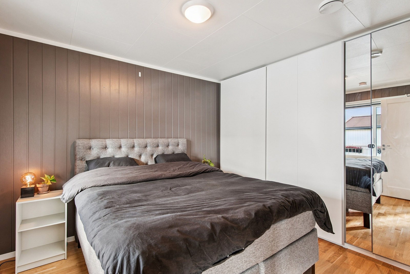 Hovedsoverommet har god plass til dobbeltseng og garderobeløsning. Galleribilde