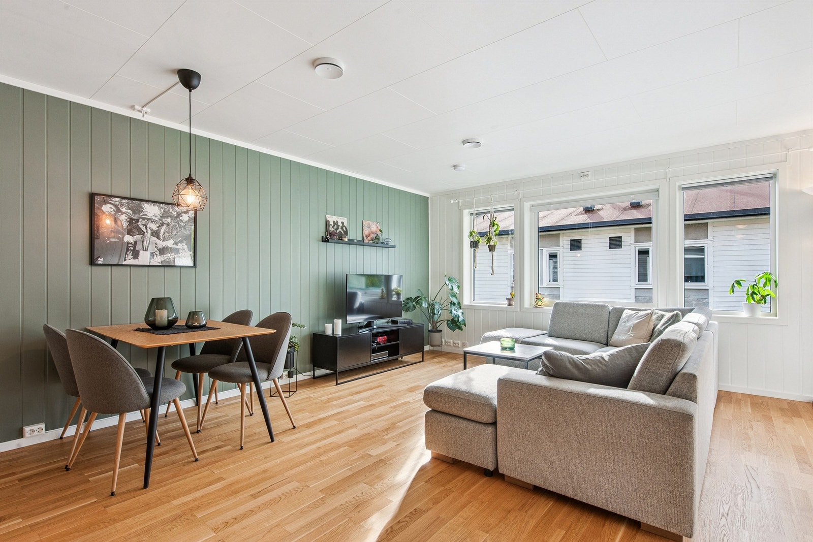 Stuen er romslig og gir fleksible møblerings muligheter for både sofagruppe og spisebord. Galleribilde