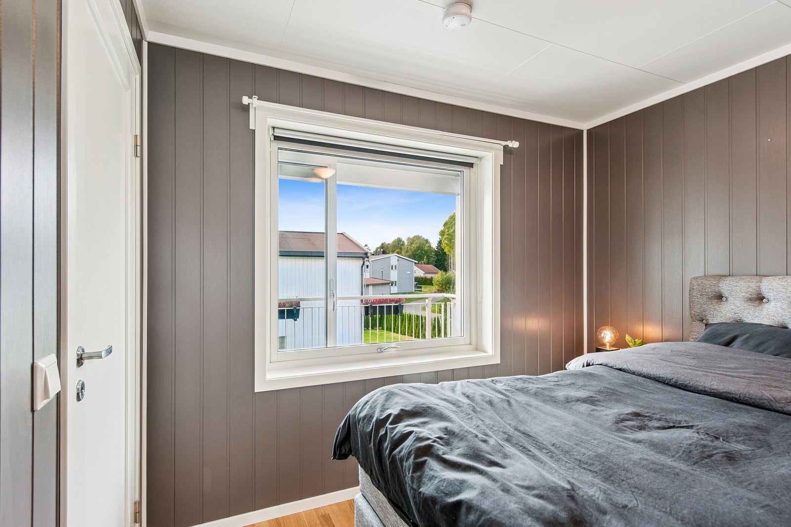 Vinduet gir en fin utsikt mot nærområdet og slipper inn dagslys. Galleribilde