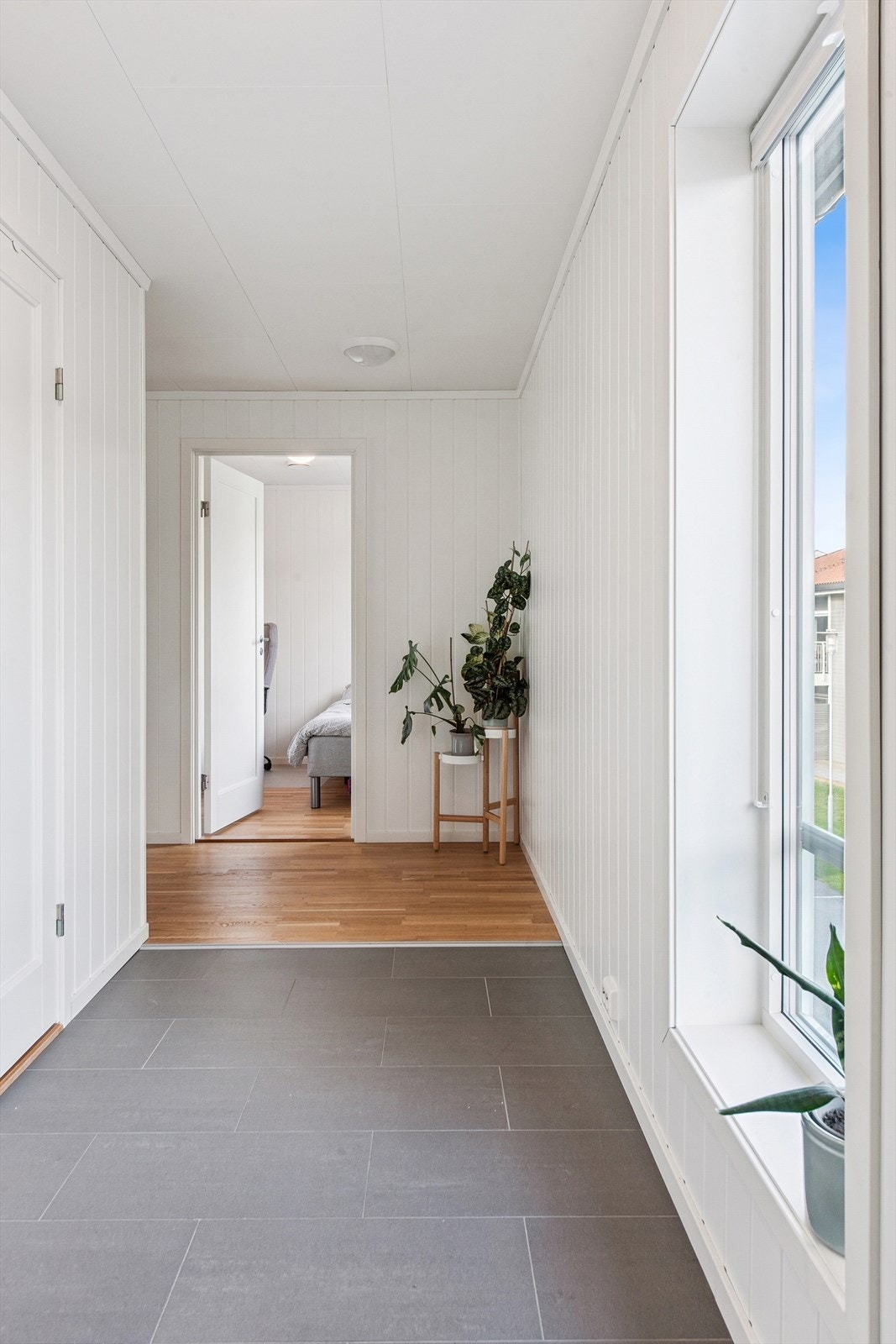 Fra entreen leder gangen deg videre innover i leiligheten. På venstre side har du en praktisk bod/teknisk rom med god plass til oppbevaring. Galleribilde