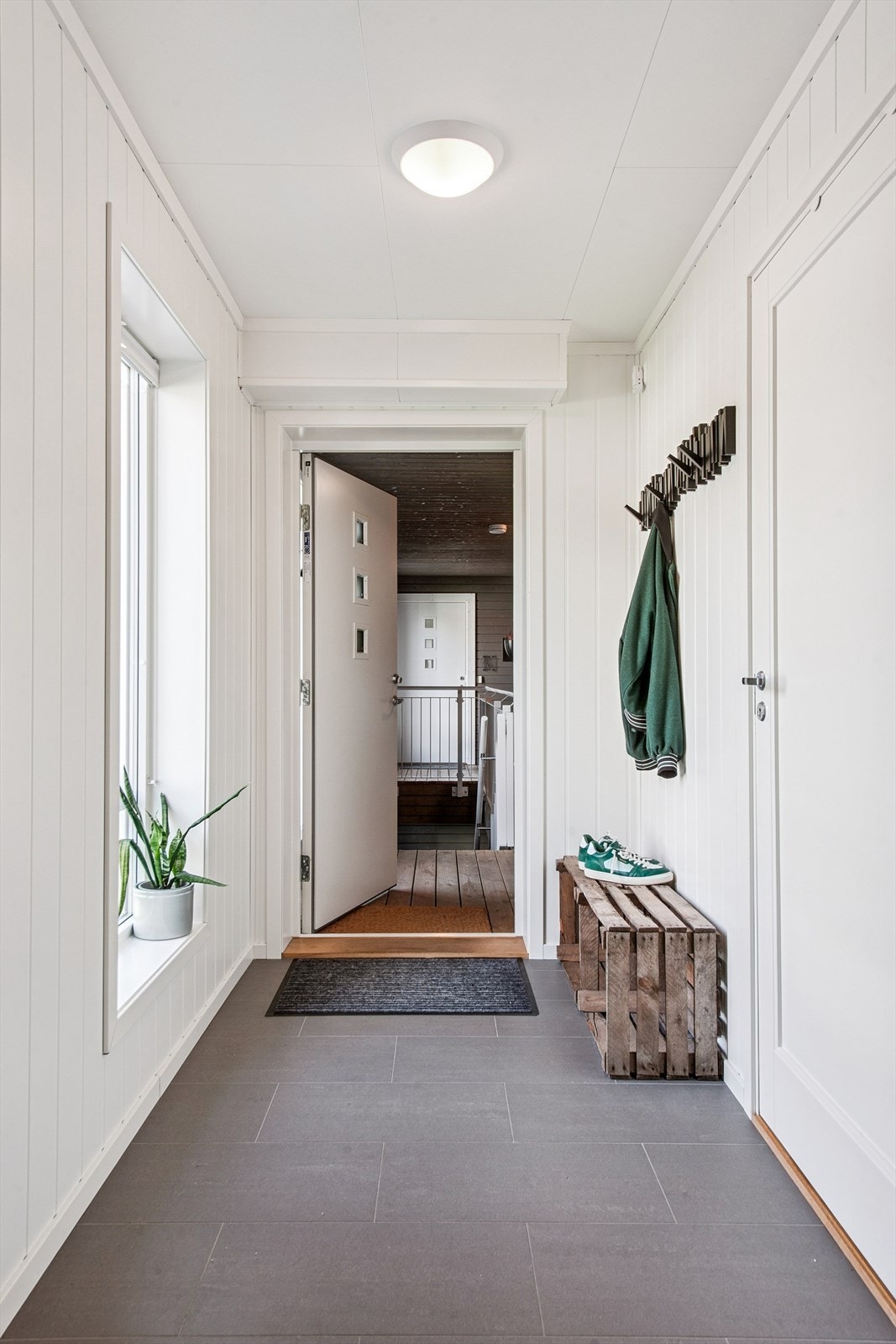 Velkommen inn i en lys entré med god plass til å henge fra seg yttertøy. Galleribilde