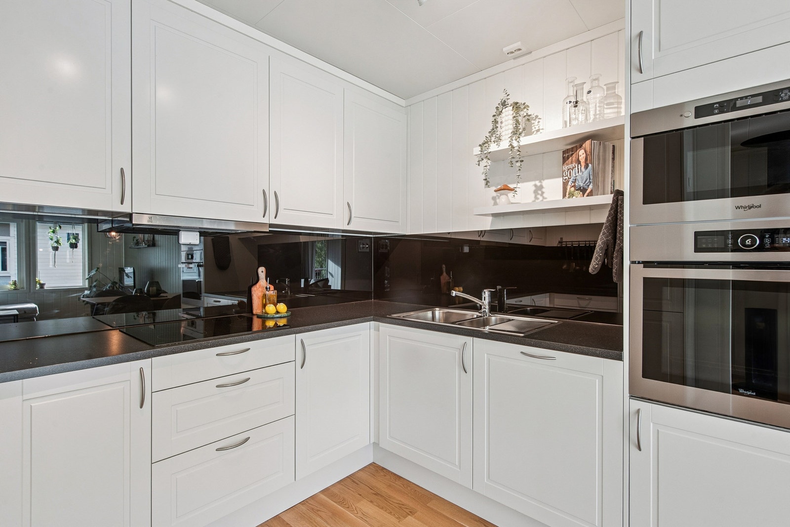 Alle hvitevarer som platetopp, komfyr, kjøl-/fryseskap og oppvaskmaskin er integrerte. Galleribilde