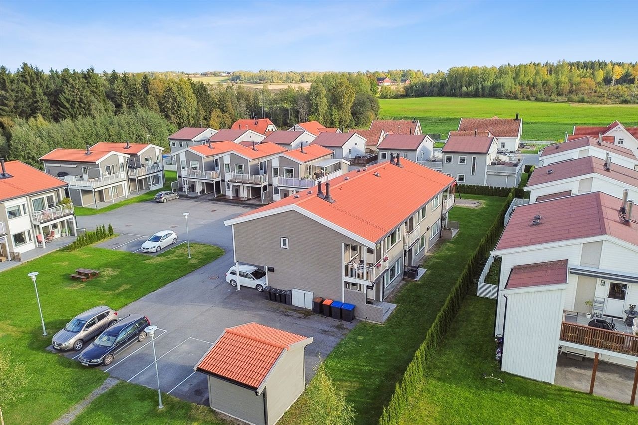 Eiendommen ligger i et etablert og barnevennlig boligområde i Stange. Galleribilde