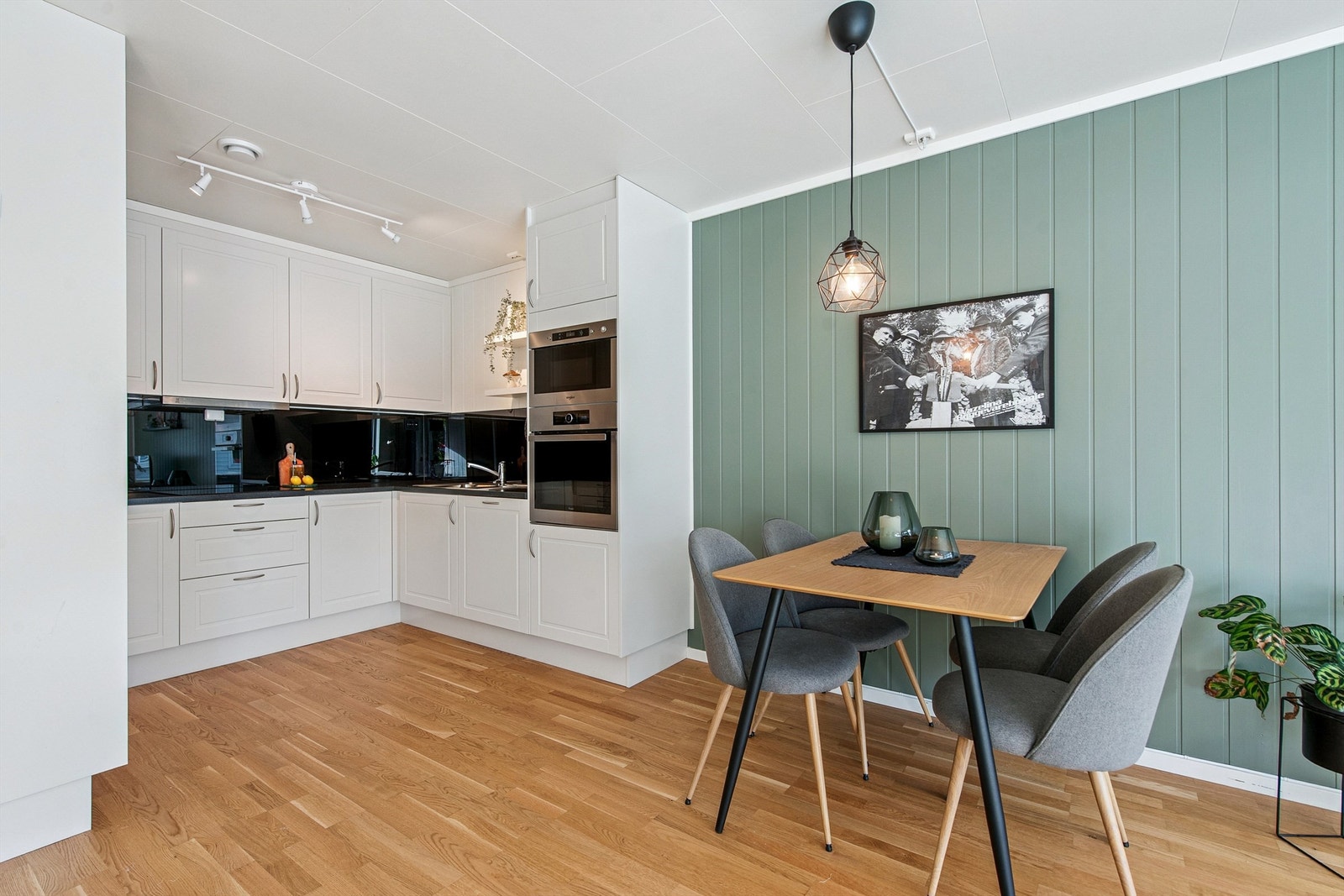 Kjøkkenet fra Norema har en praktisk spiseplass i direkte tilknytning. Galleribilde