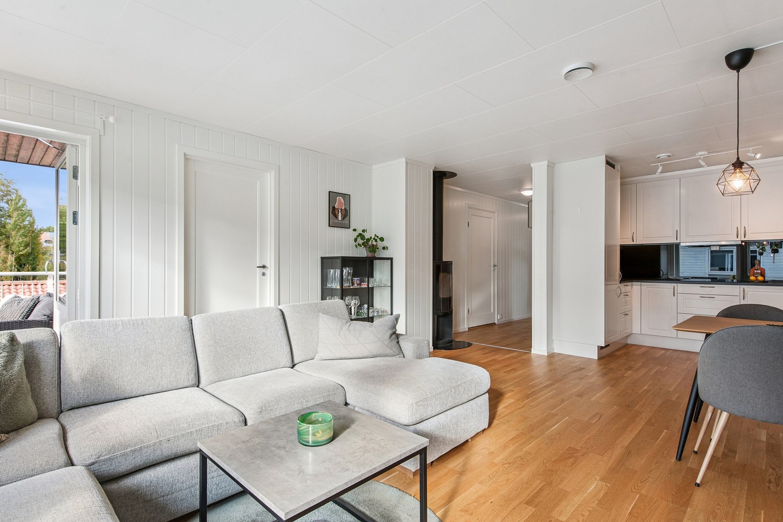 Den åpne løsningen binder stue og kjøkken sammen til et sosialt allrom. Galleribilde