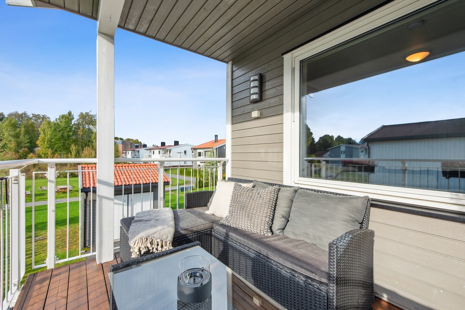 Balkongen er delvis overbygget, noe som gir ly for vær og vind. Galleribilde