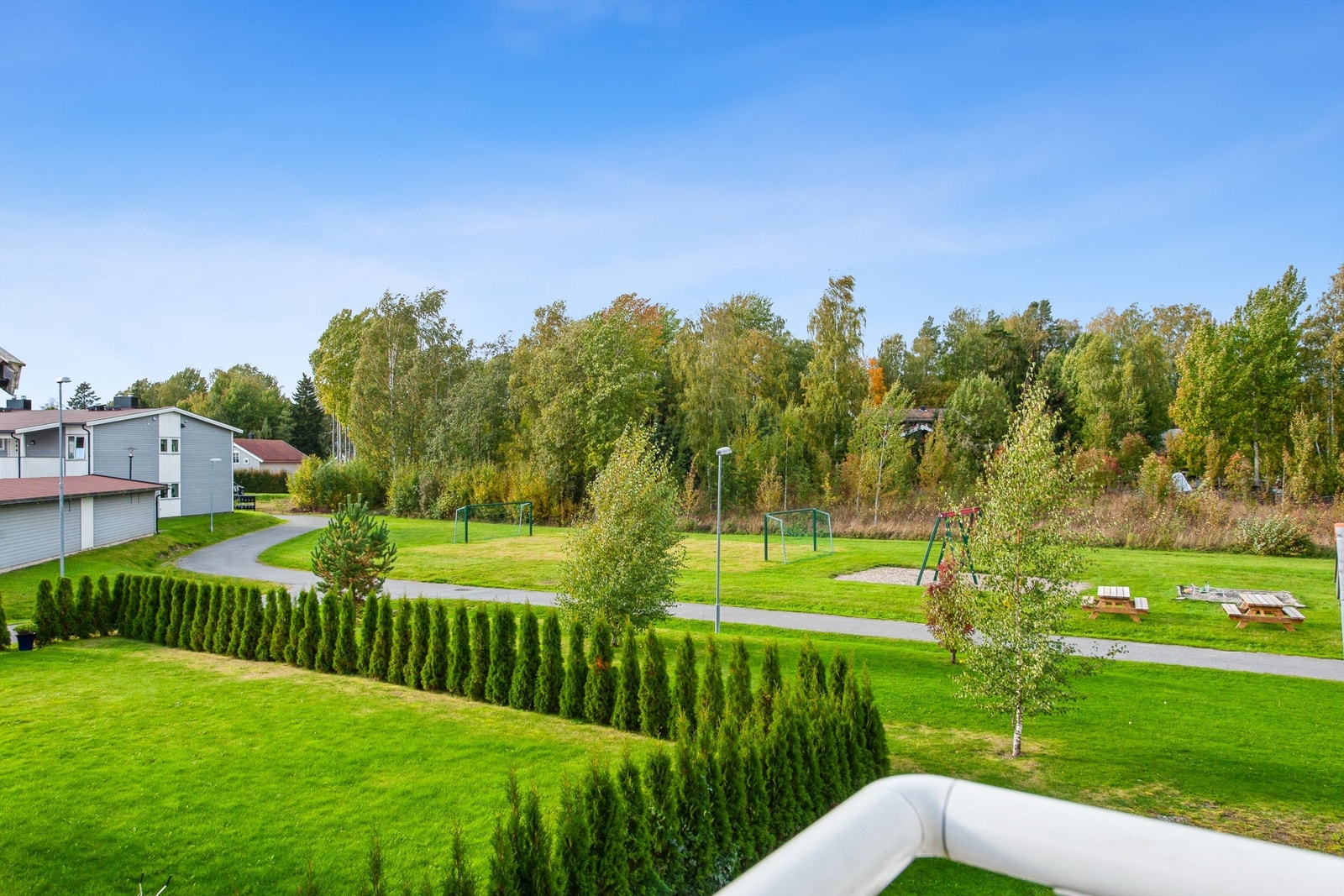 Fra leiligheten er det kort vei til fine turområder som Ottestadstien og Fjetreskogen. Galleribilde