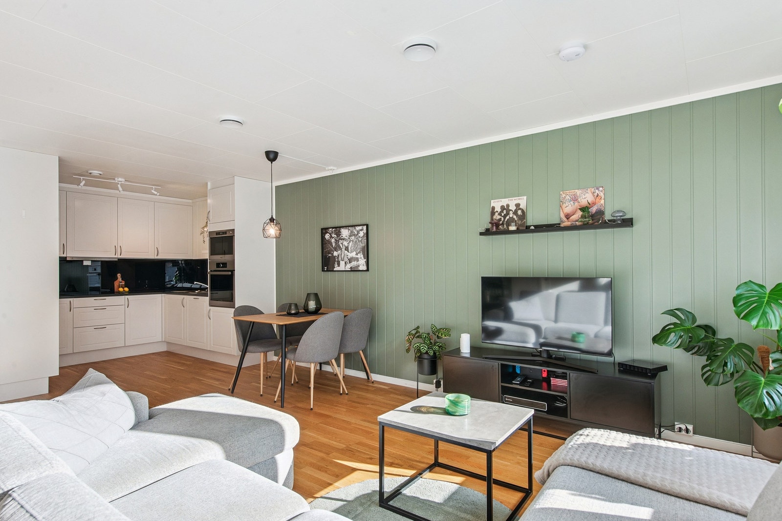 Leiligheten har en åpen og sosial planløsning mellom stue og kjøkken, med gjennomgående parkettgulv. Galleribilde