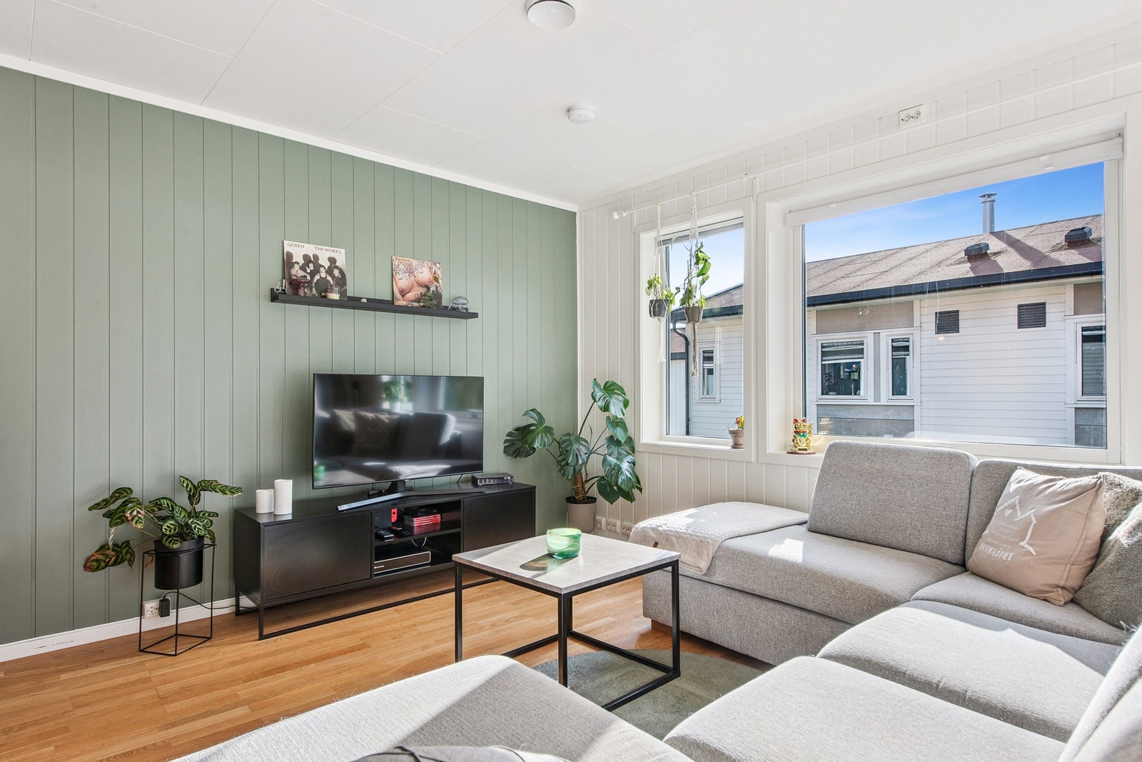 Store vindusflater gir godt med naturlig lys inn i rommet. Galleribilde