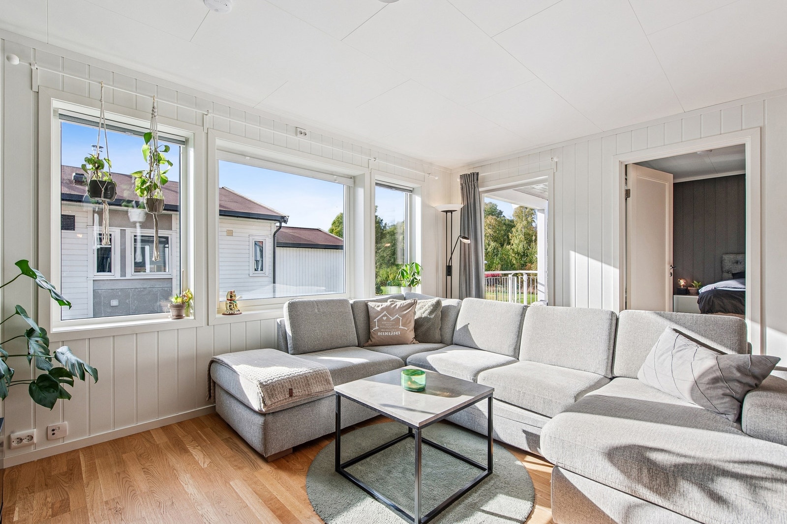 Fra stuen er det utgang til balkong. Galleribilde