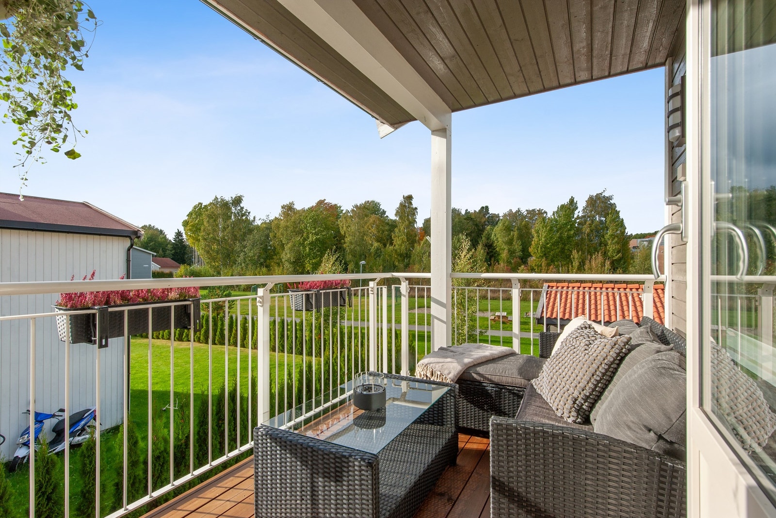 Balkongen på 6 m² har plass til en sittegruppe og vender ut mot fellesarealene. Galleribilde