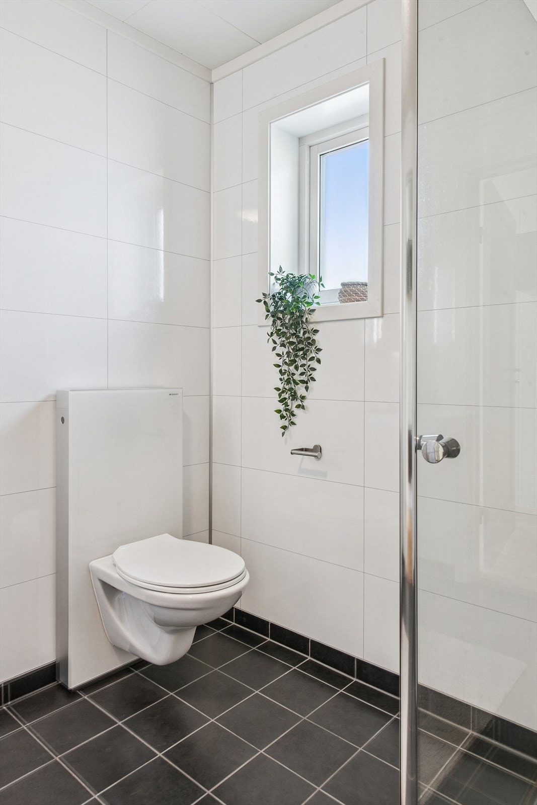 Det vegghengte toalettet forenkler renholdet på badet. Galleribilde