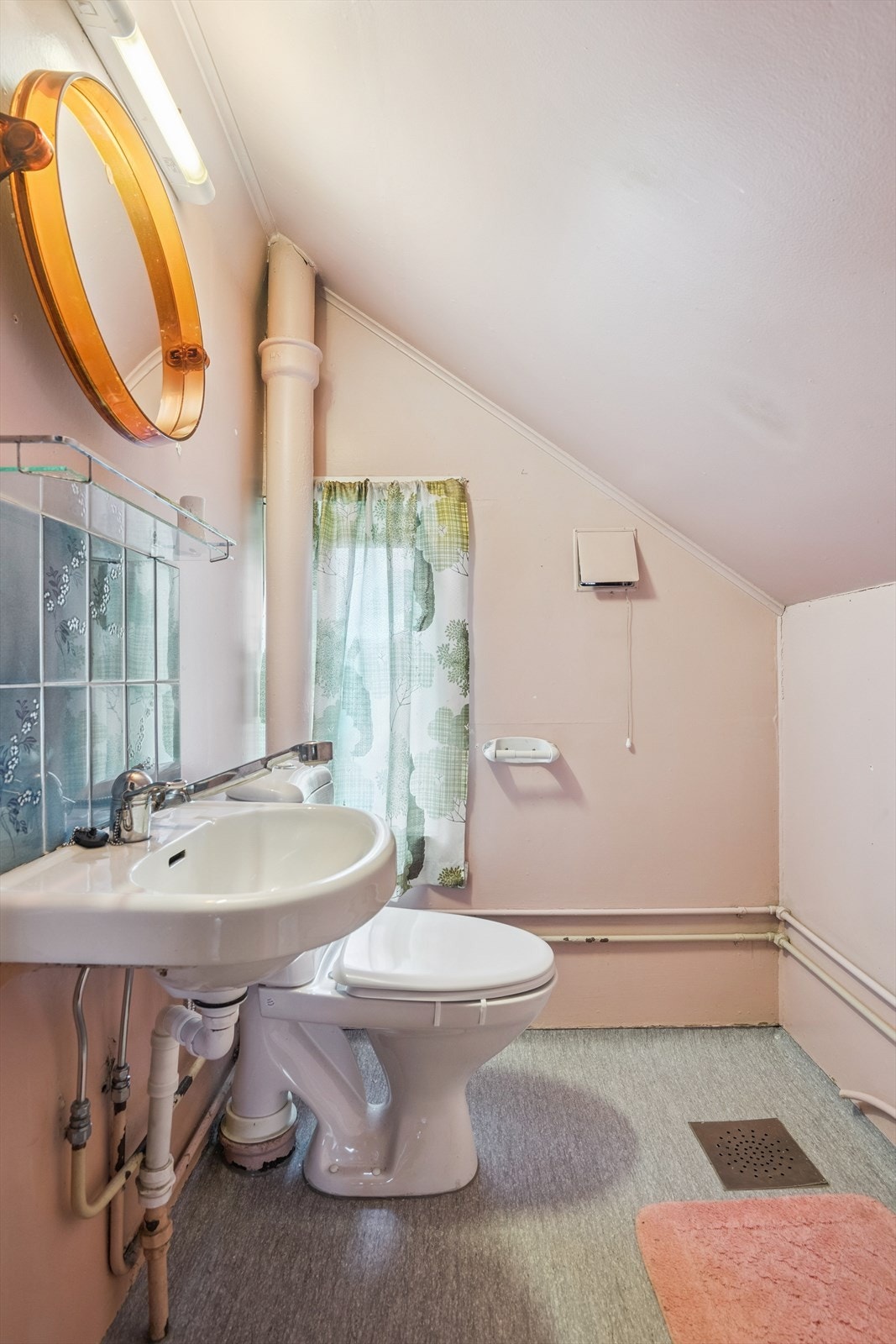 Badet i andre etasje er utstyrt med servant og et gulvstående toalett fra 2023. Badet trenger totalrenovering. Galleribilde